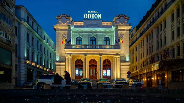 Bucharest Romania December 2021 Odeon Theater Evening 사람들 그리고 광장에 — 스톡 사진