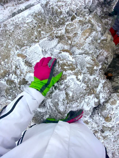 Frau Skikleidung Hält Ihre Hand Auf Einem Eisigen Stein Den — Stockfoto
