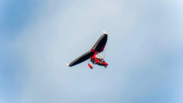 View Man Flying Motorized Hang Glider Liverpool Egyesült Királyság — Stock Fotó