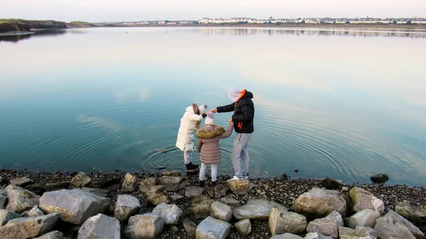 一名男子在英国利物浦Mersey河沿岸带着两个孩子 — 图库照片