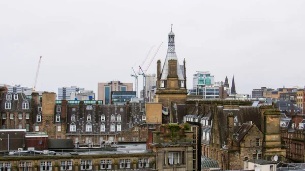 イギリスのグラスゴーの街並み 複数の古い住宅や近代的な建物の屋根 曇りの天気 — ストック写真