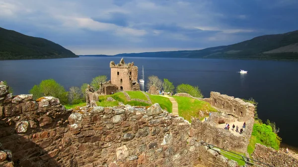 Uitzicht Het Urquhart Castle Schotland Verenigd Koninkrijk Ruïne Zittend Naast — Stockfoto