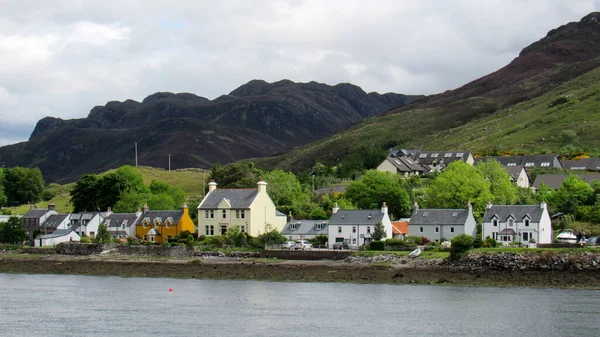 Pohled Vesnici Loch Duich Skotsko Velká Británie Vesnice Obytnými Budovami — Stock fotografie