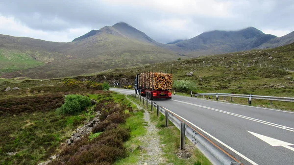 Widok Charakter Szkocji Zjednoczone Królestwo Droga Poruszającą Się Ciężarówką Pełną — Zdjęcie stockowe