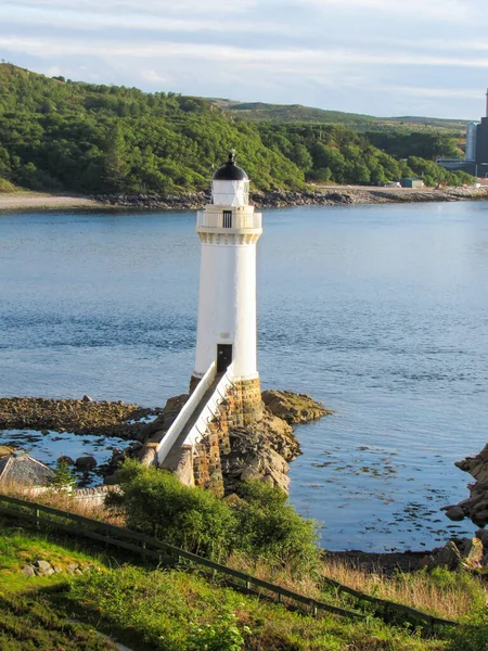 View Nature Scotland United Kingdom White Lighthouse Cliff Greenery Bay — Stock Photo, Image