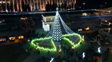 Geceleri Chisinau 'nun hava aracı görüntüsü Moldova. Şehir merkezi, merkez meydan, aydınlatma, arabalı yol, yürüyen insanlar.