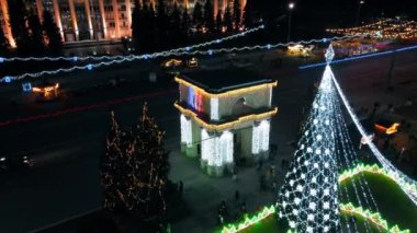 Geceleri Chisinau 'nun hava aracı görüntüsü Moldova. Şehir merkezi, merkez meydan, aydınlatma, arabalı yol, yürüyen insanlar.