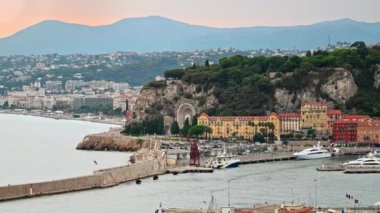 Nice 'teki Akdeniz sahili manzarası, yeşillikli tepeler, konut binaları, yatlar, Fransa