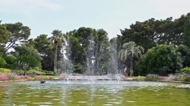 SEPTEMBER 10, 2021: Saint-Jean-Cap-Ferrat, Fransa 'da çeşmeli ve yeşillikli Villa Ethe Rothschild bahçesinin manzarası. Yavaş çekim