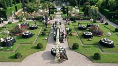 GİZLİ, FRANSA - 10 EPTEMBER 2021: bir bahçe manzarası insanlar kutlama için hazırlanıyor, Villa Eyussi de Rothschild