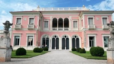 GÜZEL, FRANCE - 10 EPTEMBER 2021: Saint-Jean-Cap-Ferrat, Fransa 'da yeşillik dolu bahçeli Villa Eiffussi de Rothschild manzarası. Yavaş çekim