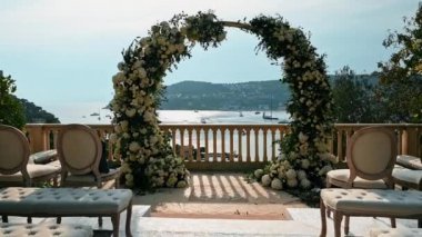 GÜZEL, FRANCE - 10 EPTEMBER 2021: Villa Eiffussi de Rothschild 'deki Terrace, Saint-Jean-Cap-Ferrat, Fransa deniz manzaralı. Yavaş çekim