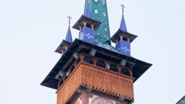 Kutsal Bakire Meryem 'in Doğuşu Kilisesi' nin manzarası Sapanta 'daki Mutlu Mezarlıkta, kış, Romanya