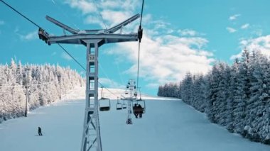 Kışın Karpatlar 'da teleferikler, karlı dağlarda kayakçılar, Romanya