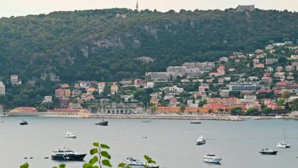 Widok Wybrzeże Morza Śródziemnego Nicei Wzgórza Zielenią Budynki Mieszkalne Jachty — Wideo stockowe