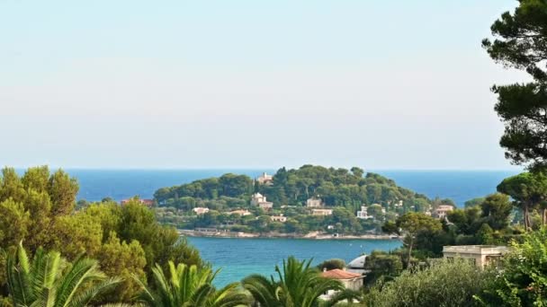 法国Saint Jean Cap Ferrat地中海海岸风景 绿树成荫的山丘 住宅建筑 — 图库视频影像