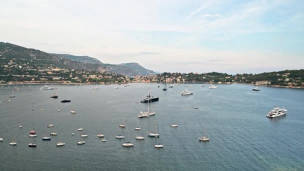法国Saint Jean Cap Ferrat地中海海岸 绿树成荫的山丘 住宅建筑 游艇景观 — 图库视频影像
