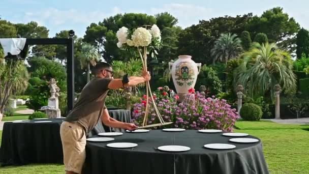 2021年9月10日 人们预先准备庆祝的花园景观 罗斯柴尔德埃弗鲁西别墅 慢动作 — 图库视频影像