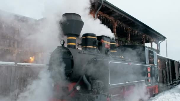 มมองของรถไฟไอน าบาดแผล โมคาน บนสถาน รถไฟในฤด หนาว โรมาเน — วีดีโอสต็อก