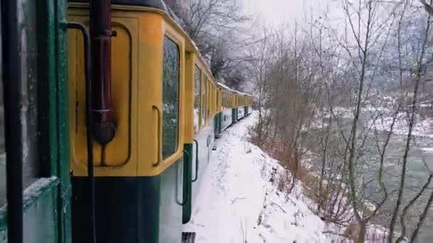 View Moving Steam Train Mocanita Bare Forest Winter Snow Romania — стоковое видео
