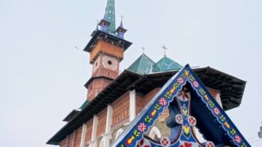 SAPANTA, ROMANIA - HAZİRAN, 2022 Kışın Merry Mezarlığı 'ndaki mezar taşlarının görüntüsü