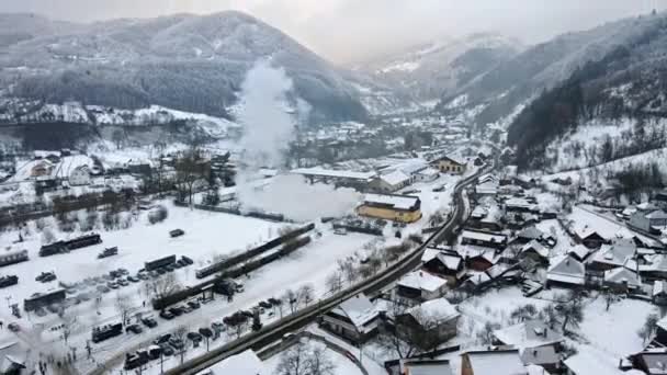 从空中俯瞰罗马尼亚Viseu Sus 移动蒸汽火车莫卡尼塔 住宅大楼 — 图库视频影像