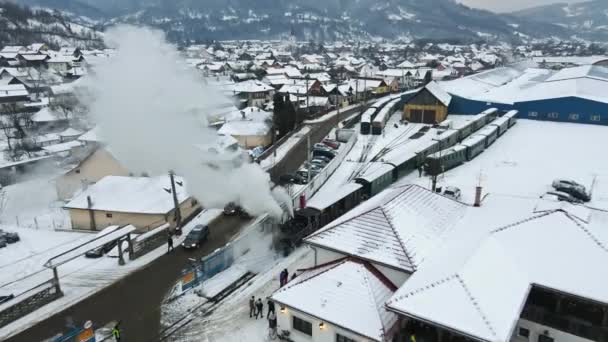 Drone View Steam Train Mocanita Railway Station Winter Snow Passengers — Vídeo de Stock