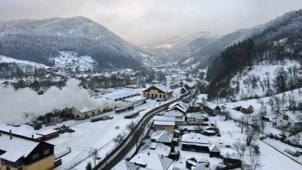 Drohnenaufnahme Von Viseu Sus Rumänien Bewegter Dampfzug Mocanita Wohngebäude Winter — Stockvideo