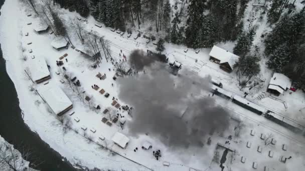 Αεροφωτογραφία Drone Του Ατμοκίνητου Τρένου Mocanita Σιδηροδρομικό Σταθμό Χειμώνα Χιόνι — Αρχείο Βίντεο