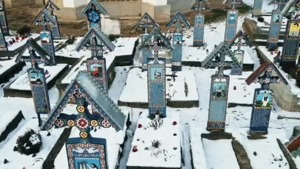 Luchtdrone Uitzicht Merry Cemetery Sapanta Winter Roemenië Meerdere Grafstenen Sneeuw — Stockvideo