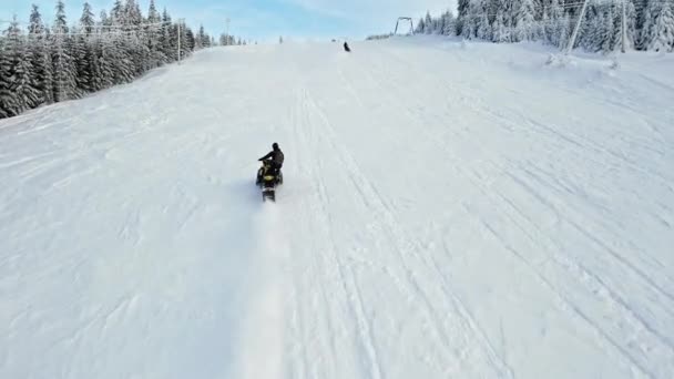 Veduta Aerea Drone Persone Che Salgono Pendio Una Motoslitta Nei — Video Stock