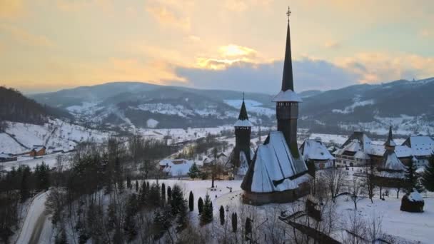 ルーマニアのバルサナ修道院の空中ドローンビュー 主教会や他の建物 訪問者 裸の森と雪で覆われた丘 — ストック動画