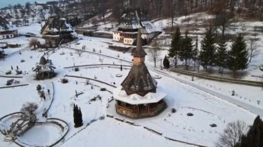 Romanya 'daki Barsana Manastırı' nın hava aracı görüntüsü. Ana kilise, ziyaretçiler, çıplak orman ve karla kaplı tepeler, kış