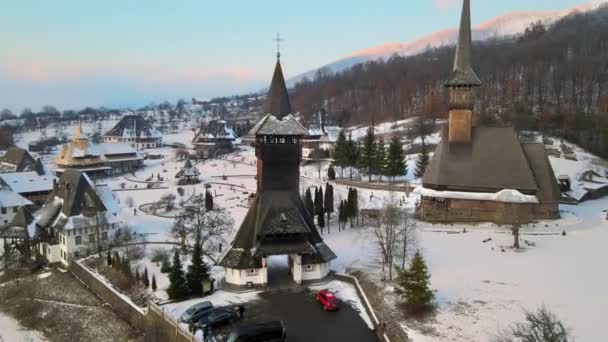 Letecký Pohled Klášter Barsana Rumunsku Hlavní Kostel Návštěvníci Kopce Pokryté — Stock video