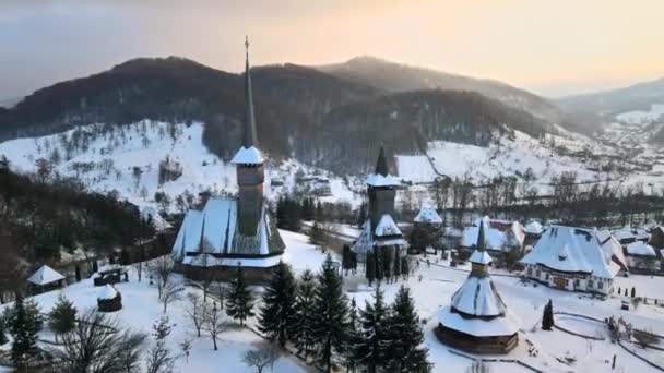 Letecký Pohled Klášter Barsana Rumunsku Hlavní Kostel Další Budovy Návštěvníci — Stock video