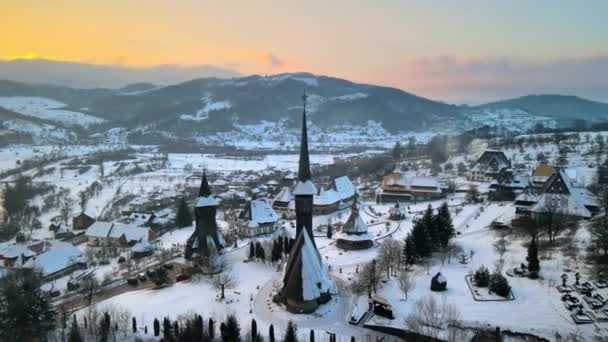 ルーマニアのバルサナ修道院の空中ドローンビュー 主な教会 訪問者 裸の森と雪に覆われた丘 — ストック動画