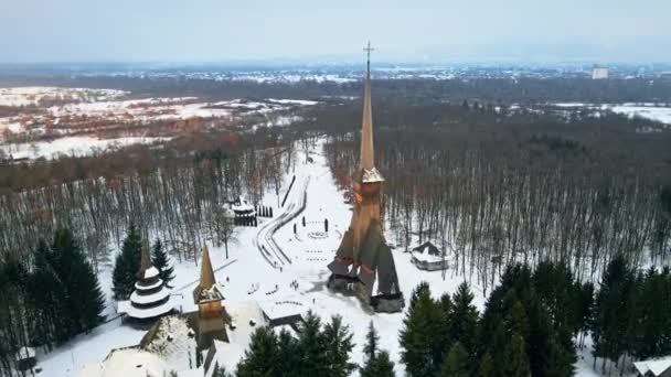 ルーマニア 冬のPeri Sapanta修道院の空中ドローンビュー 主教会と建物 訪問者 裸の森と雪の周り — ストック動画