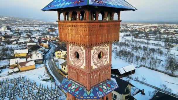 Flygdrönare Utsikt Över Merry Cemetery Sapanta Vintern Rumänien Flera Gravstenar — Stockvideo