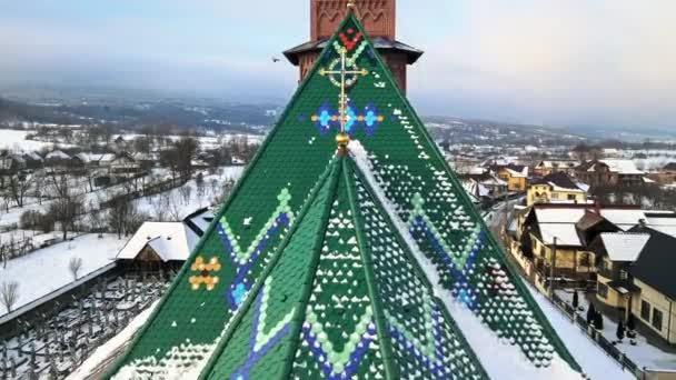 Luftaufnahme Des Fröhlichen Friedhofs Sapanta Winter Rumänien Außen Kirche Schnee — Stockvideo