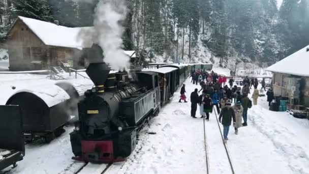 Viseu Sus Romania 2022年1月 蒸気機関車の空中ドローンビュー冬 乗客の多くは 周りの裸の森の鉄道駅でモカニタ — ストック動画