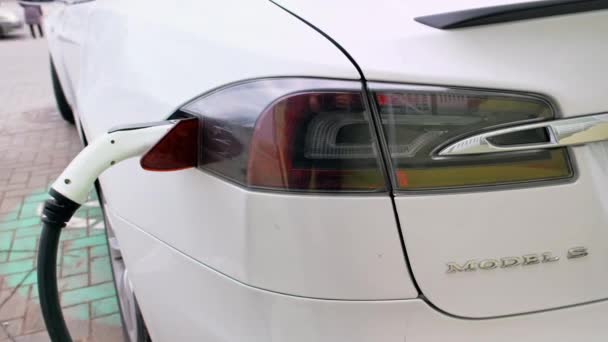 Chisinau Moldova January 2022 Pengisian Tesla Model P90 Pada Parkir — Stok Video