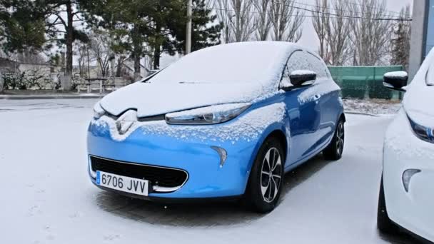 Chisinau Moldova Gennaio 2022 Auto Elettrica Renault Zoe Parcheggiata Coperta — Video Stock