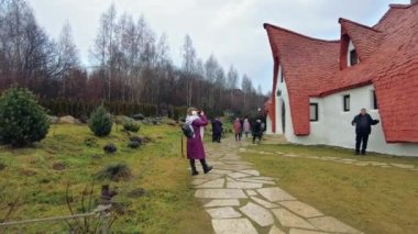 PORUMBACU DE SUS, ROMANIA - Aralık 2021 Clay Castle, Peri Vadisi, yürüyen turistler