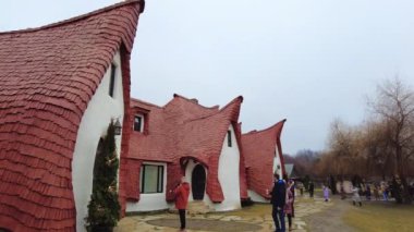 PORUMBACU DE SUS, ROMANIA - Aralık 2021: Clay Castle, Peri Vadisi, Turistler