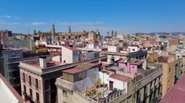Barcelona 'nın panoramik manzarası, birden fazla binanın çatıları, eski katedral, İspanya