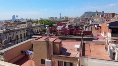 Barcelona 'nın panoramik manzarası, birden fazla binanın çatıları, eski katedral, İspanya