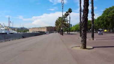 BARCELONA, İSPAN-HAZİRAN 2021: Yürüyen insanlar, yeşillik, deniz limanı