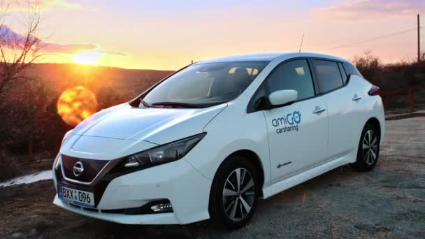 Chisinau Moldova 2022 Nissan Leaf Elektrikli Arabasını Gün Batımında Doğaya — Stok video