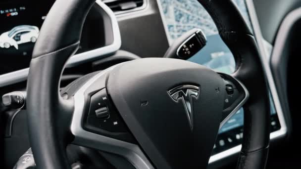 Кишинев Молдова Январь 2022 Интерьер Tesla Model P90 Руль Дисплеи — стоковое видео