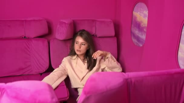 Mujer Joven Posando Estudio Con Asientos Paredes Avión Color Rosa — Vídeo de stock
